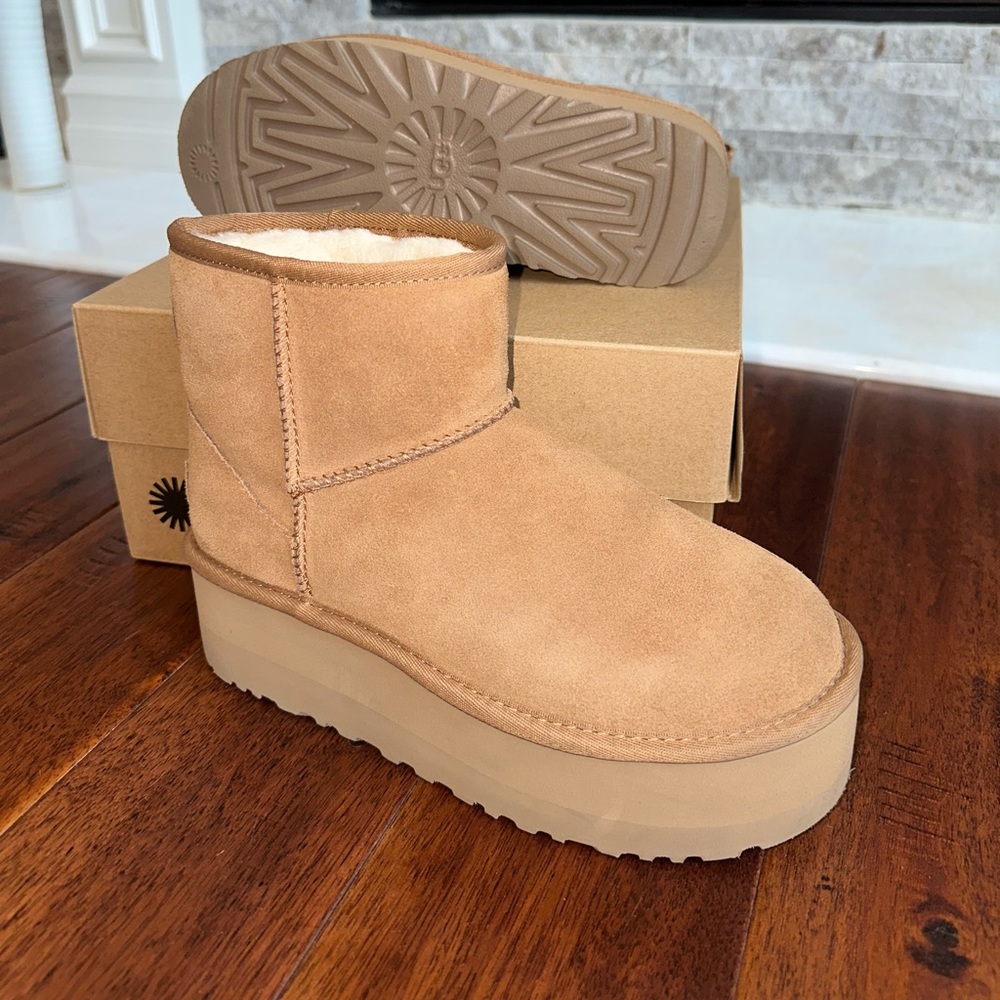 UGGS Women’s Classic Mini Platform - Chestnut NEW WITH TAG.